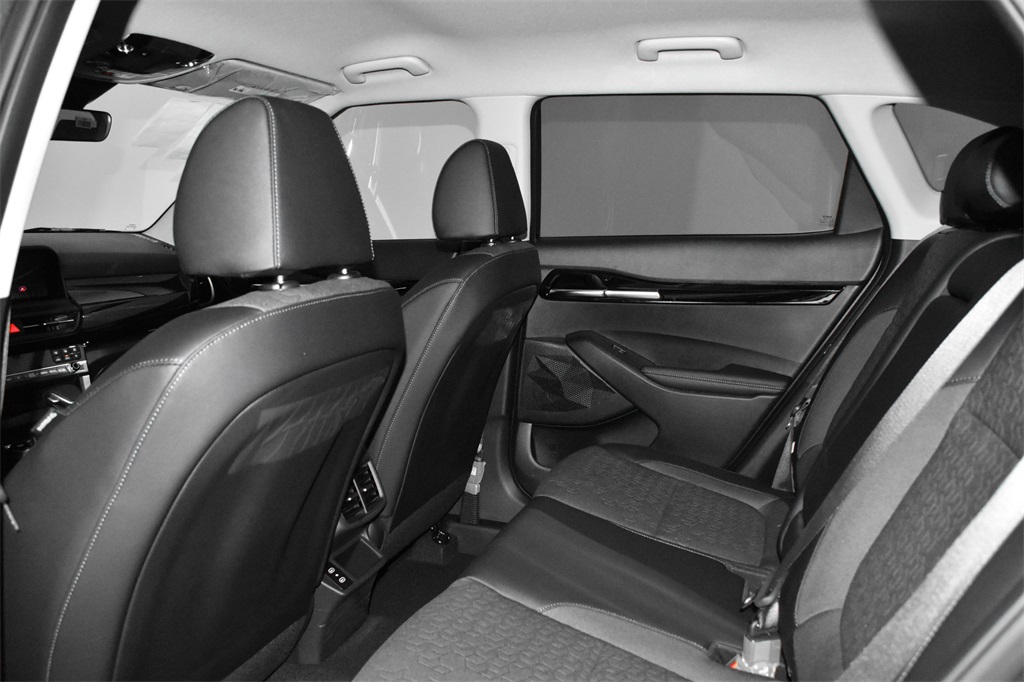 Vehicle image 21 of 25