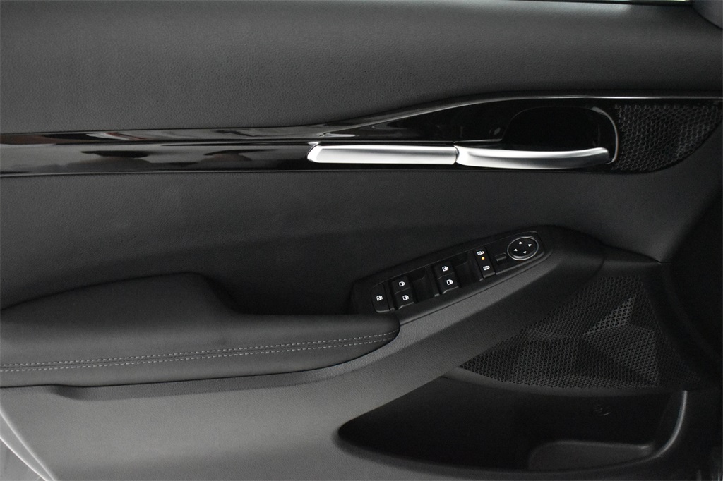 Vehicle image 23 of 25
