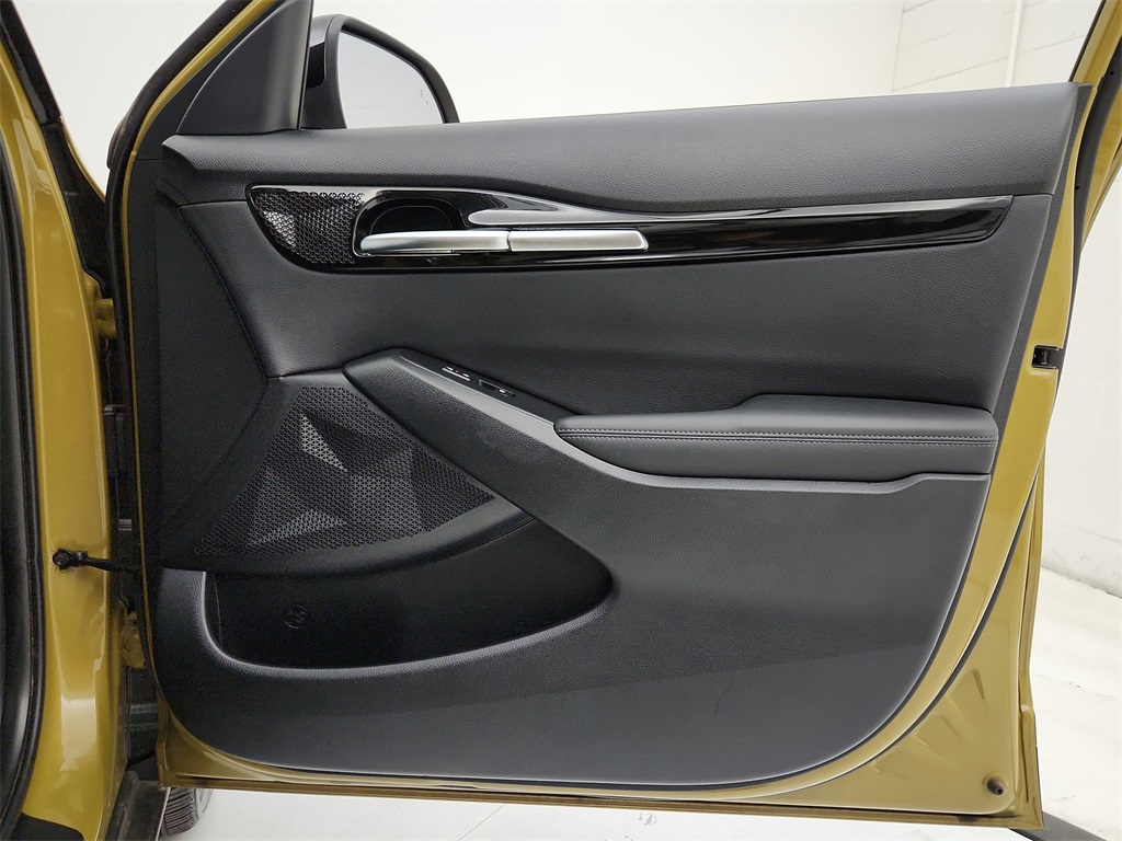 Vehicle image 24 of 30