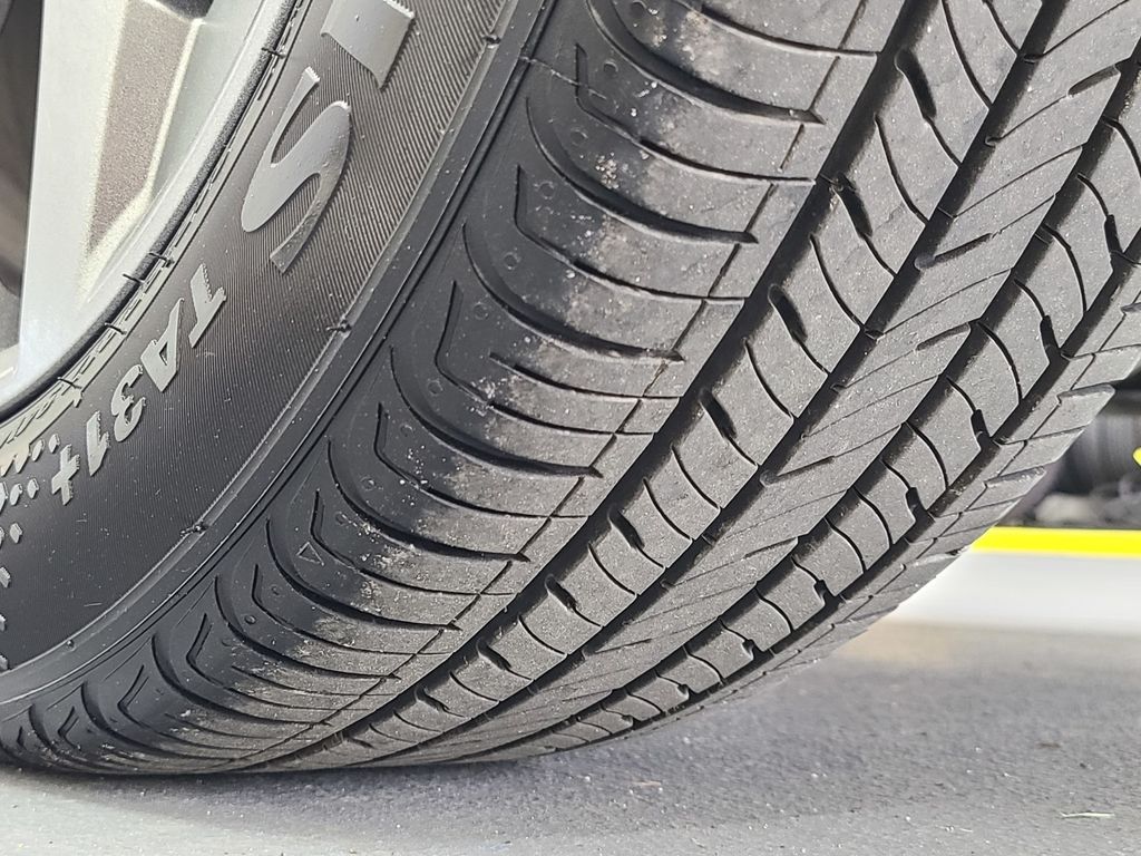 Vehicle image 17 of 40