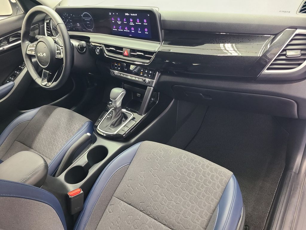Vehicle image 22 of 40