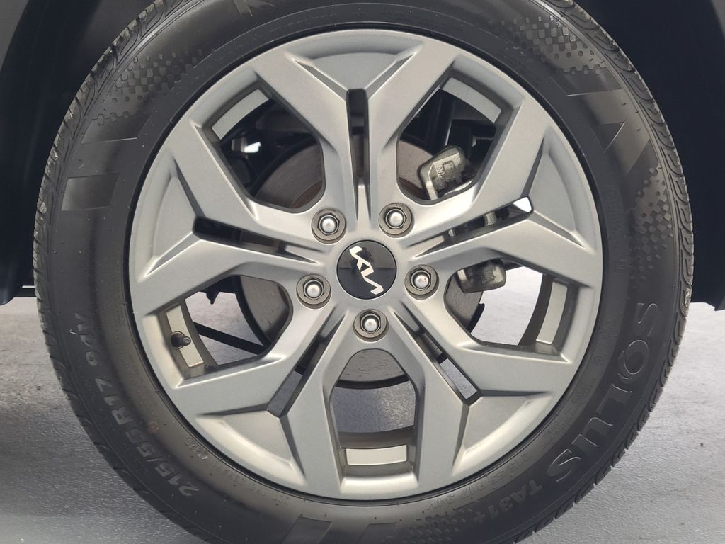 Vehicle image 16 of 40