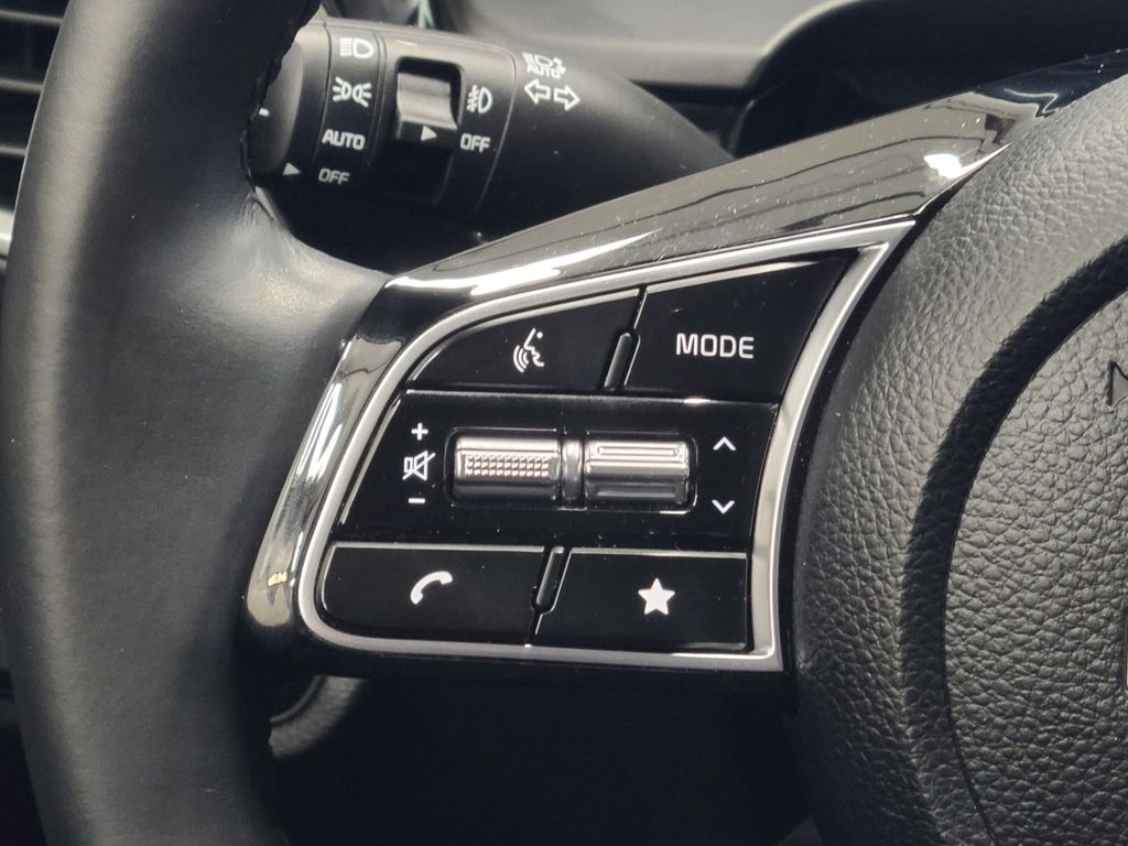Vehicle image 31 of 40