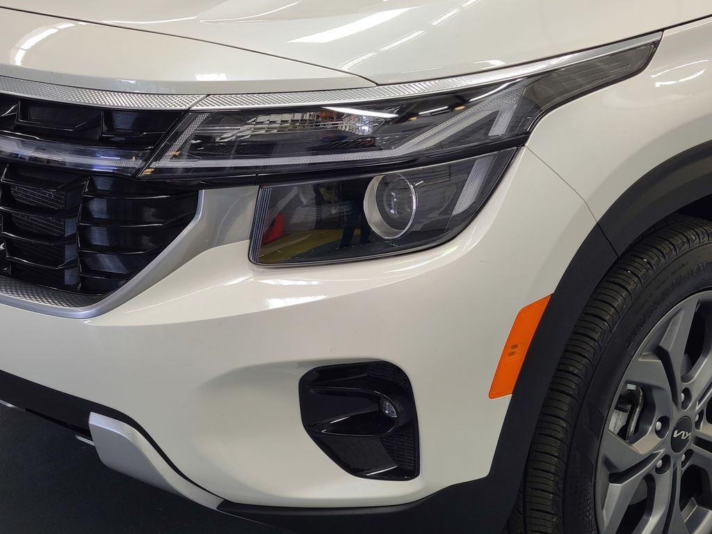 Vehicle image 15 of 40