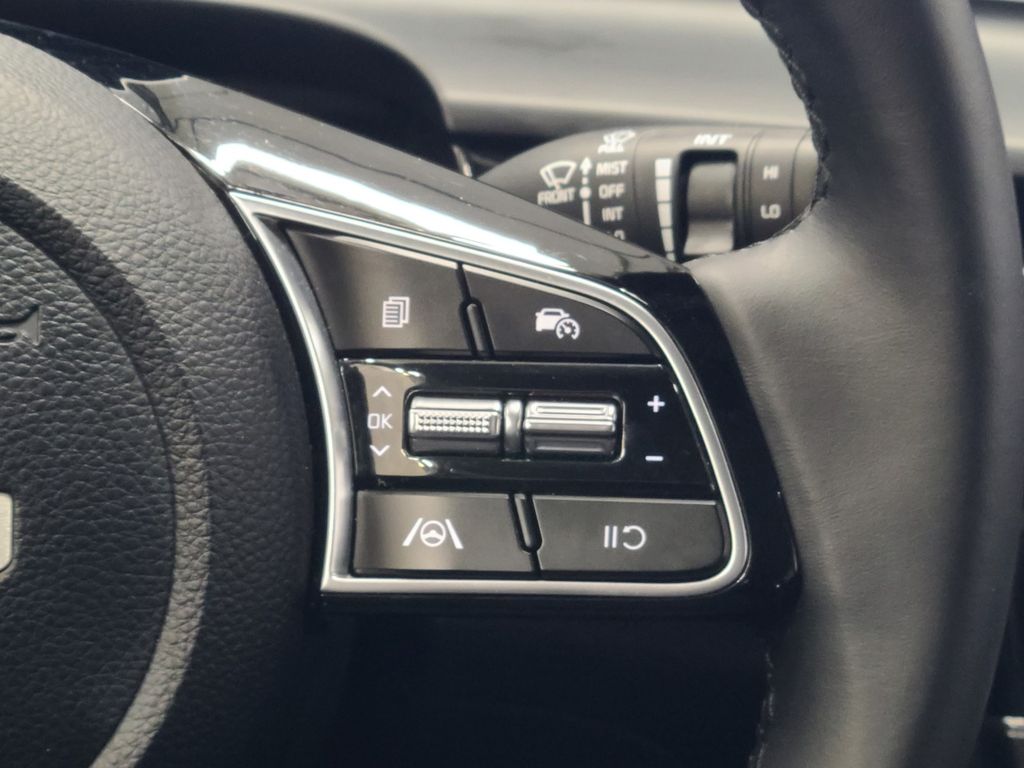 Vehicle image 32 of 40