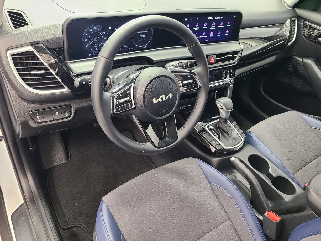 Vehicle image 18 of 40