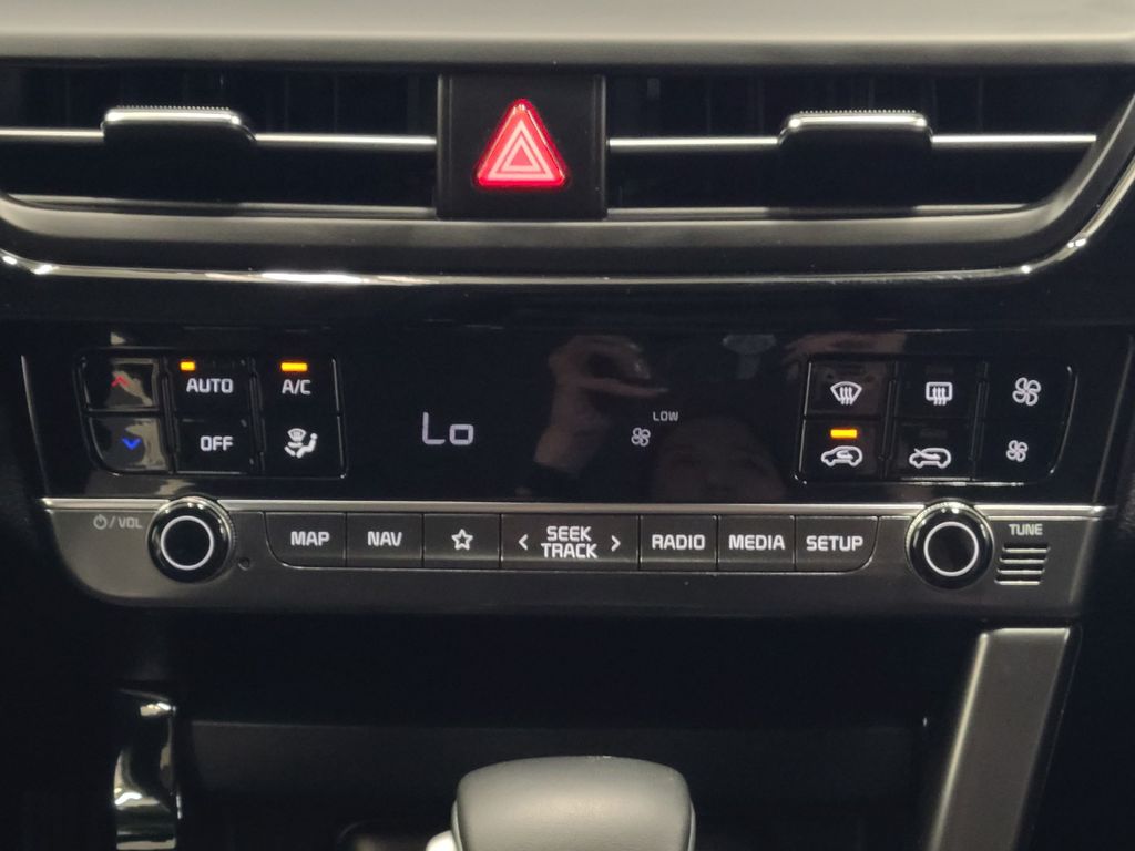Vehicle image 27 of 40