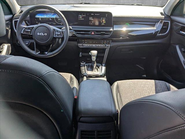 Vehicle image 19 of 24