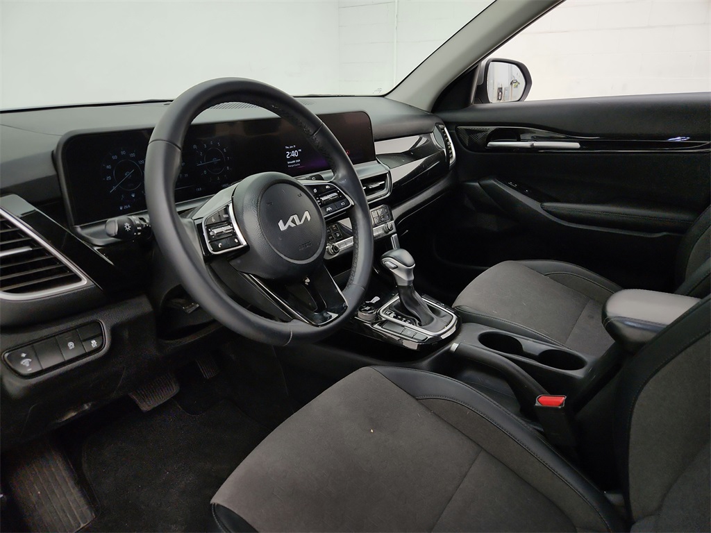 Vehicle image 14 of 29