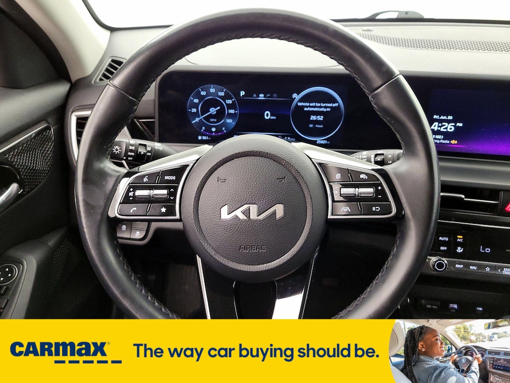 Vehicle image 21 of 28