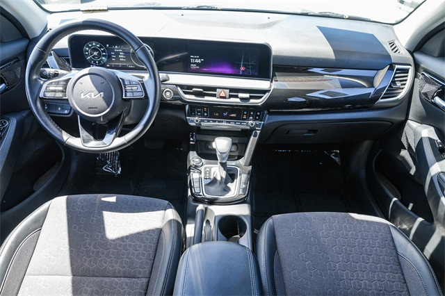 Vehicle image 17 of 27
