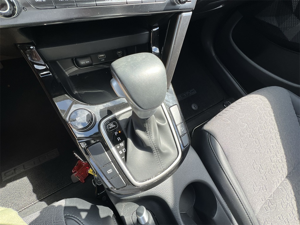 Vehicle image 32 of 41