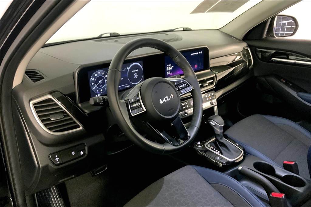 Vehicle image 14 of 31