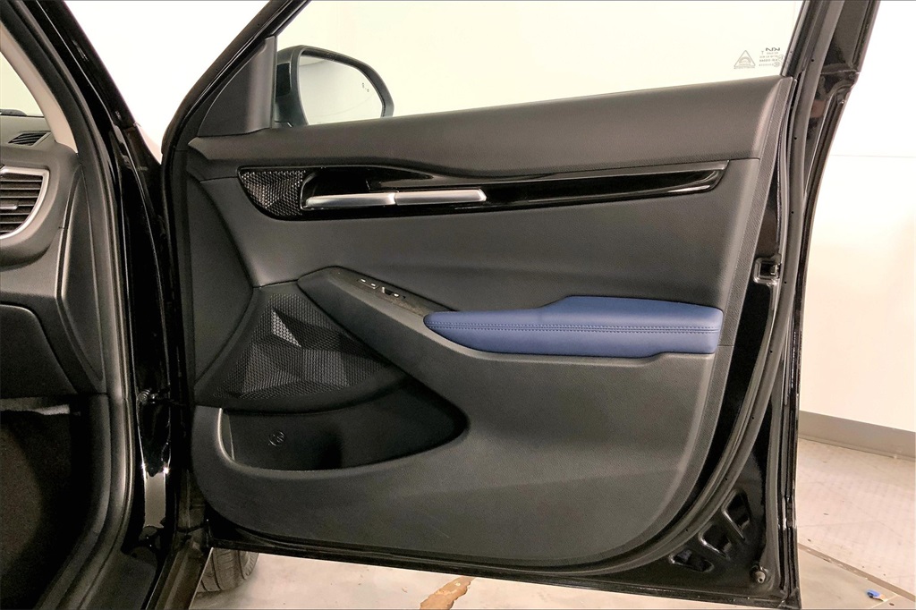 Vehicle image 25 of 31