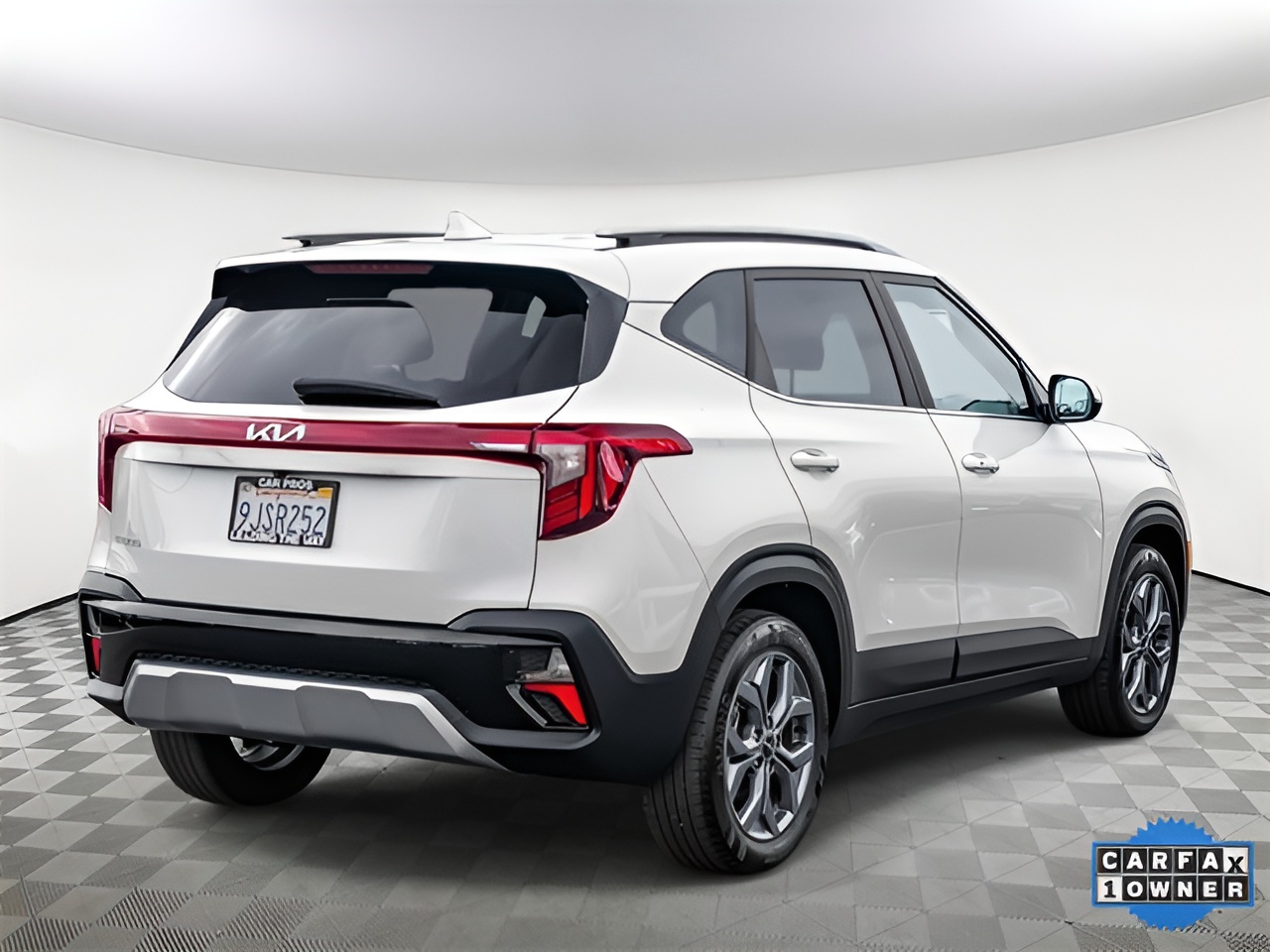 Vehicle image 31 of 33