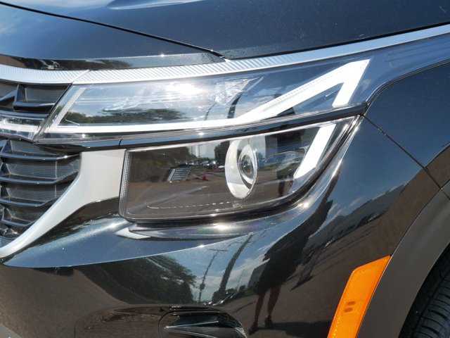 Vehicle image 27 of 36