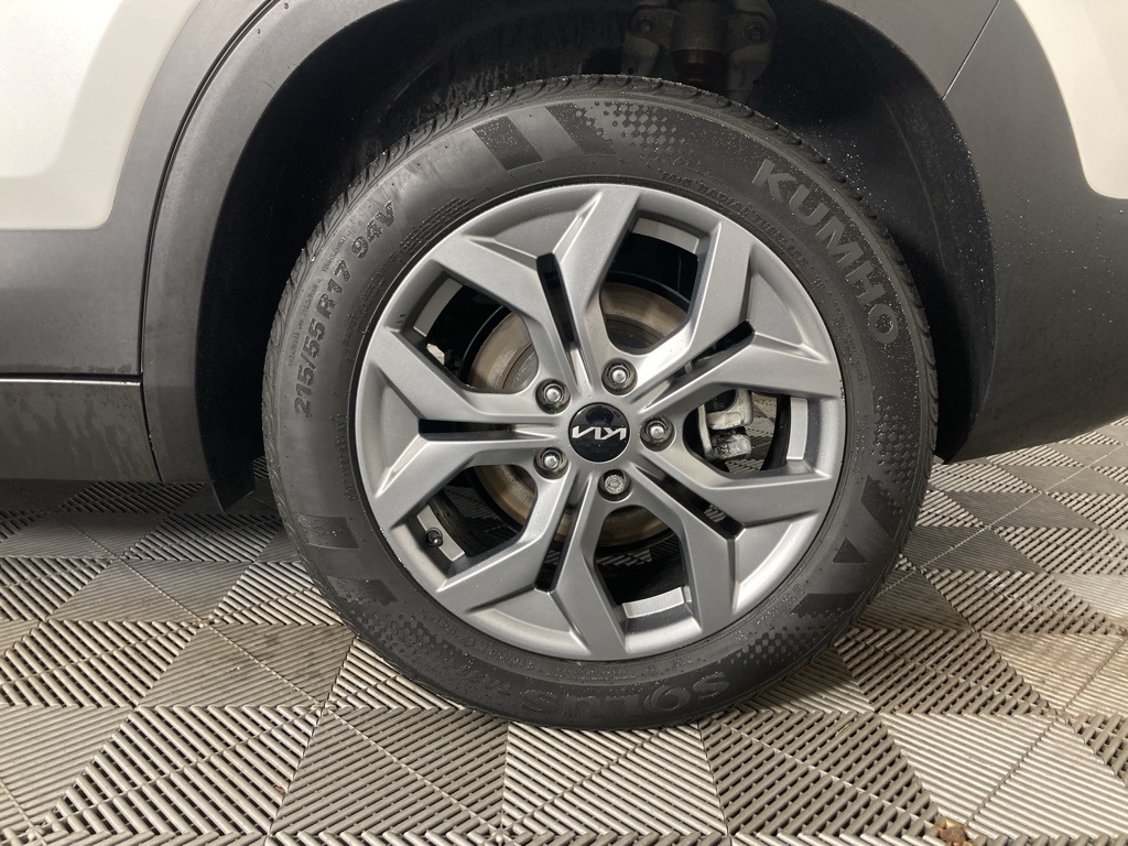 Vehicle image 25 of 28