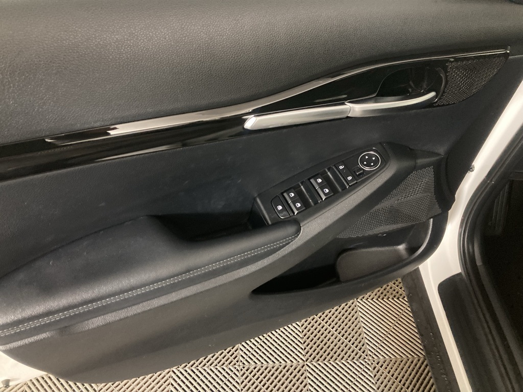Vehicle image 17 of 28