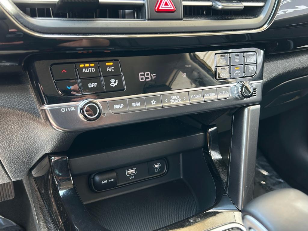 Vehicle image 25 of 28