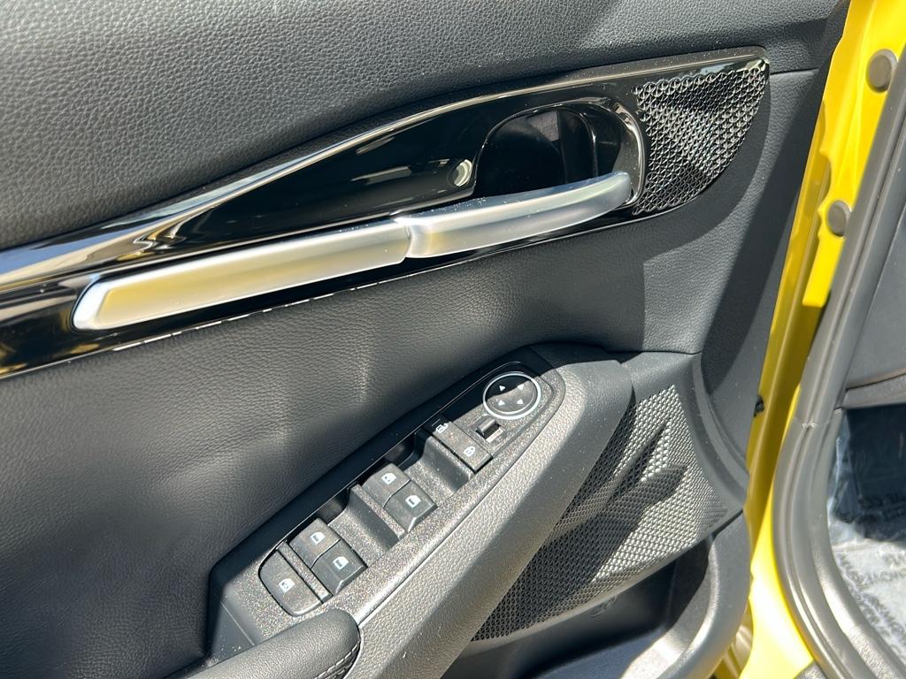 Vehicle image 20 of 28