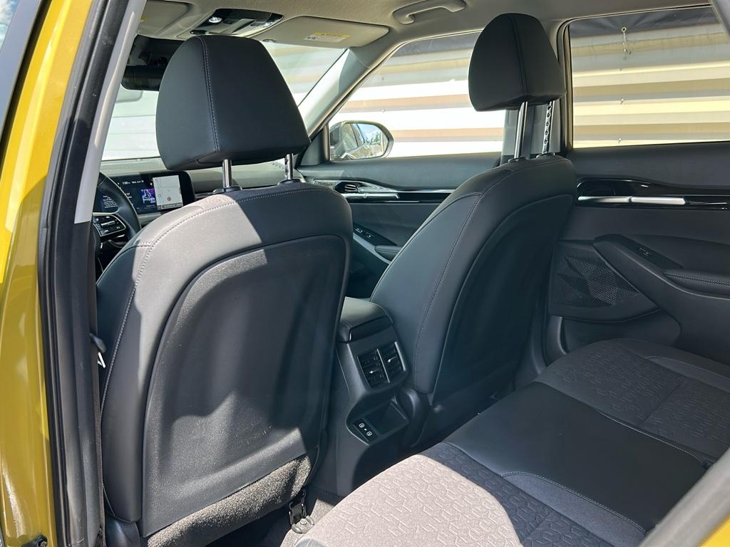 Vehicle image 11 of 28