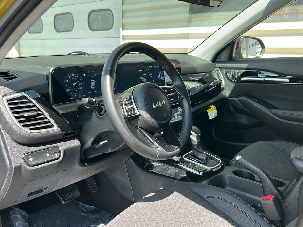 Vehicle image 12 of 28