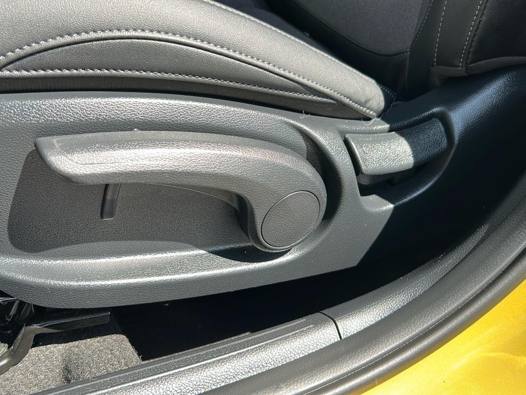 Vehicle image 21 of 28