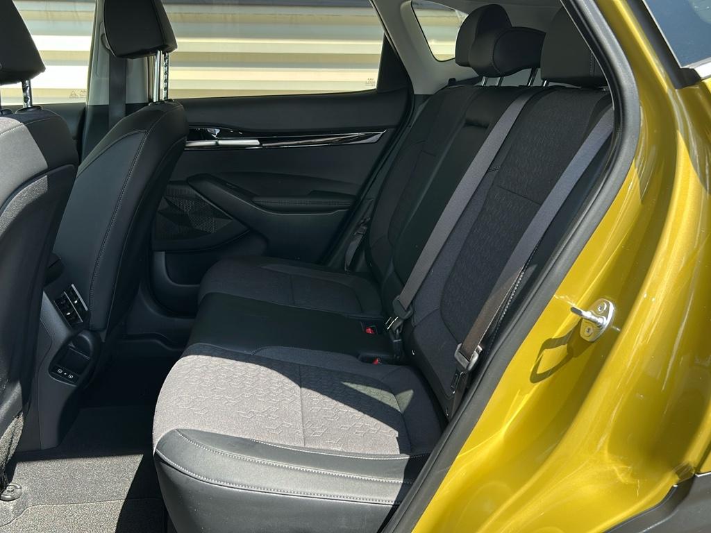 Vehicle image 10 of 28