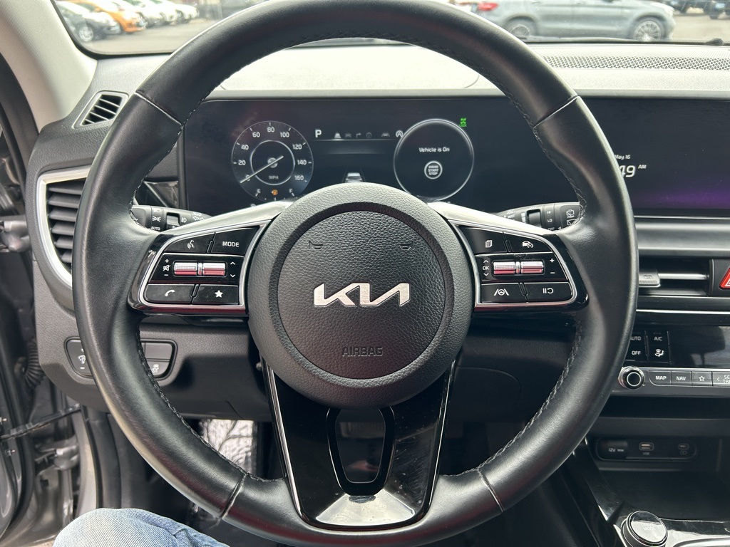 Vehicle image 13 of 28