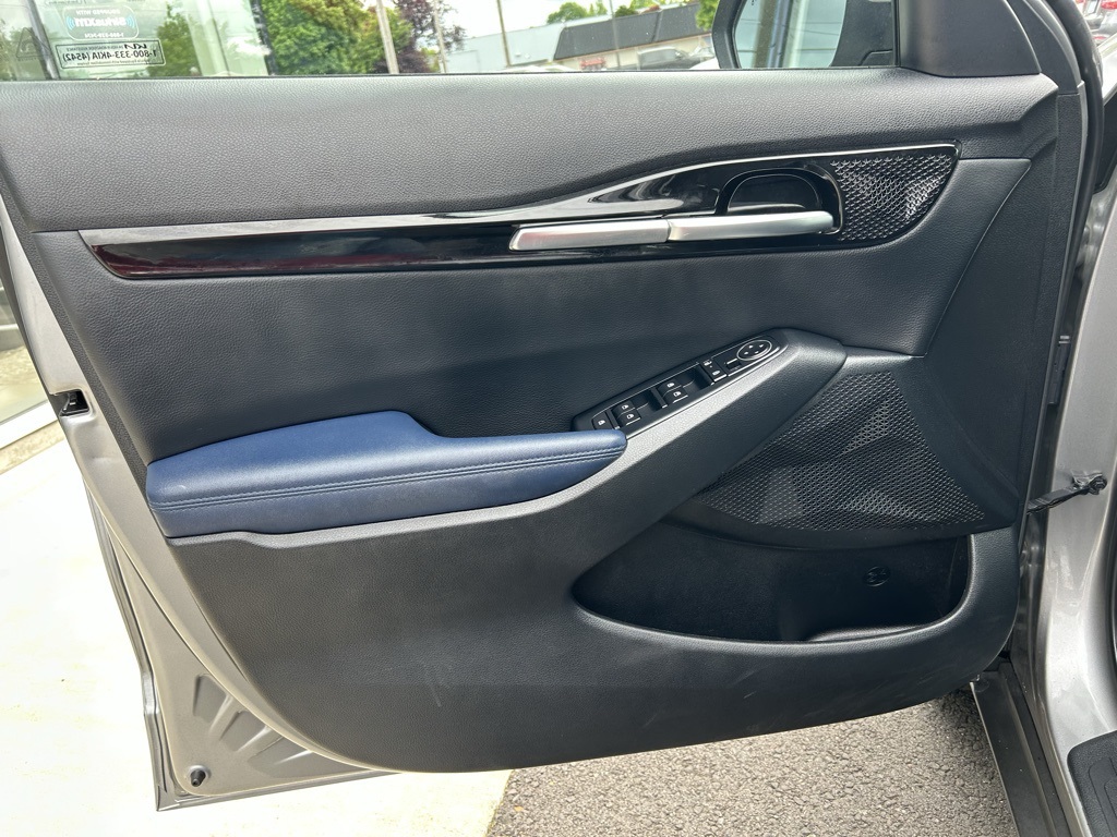 Vehicle image 10 of 28