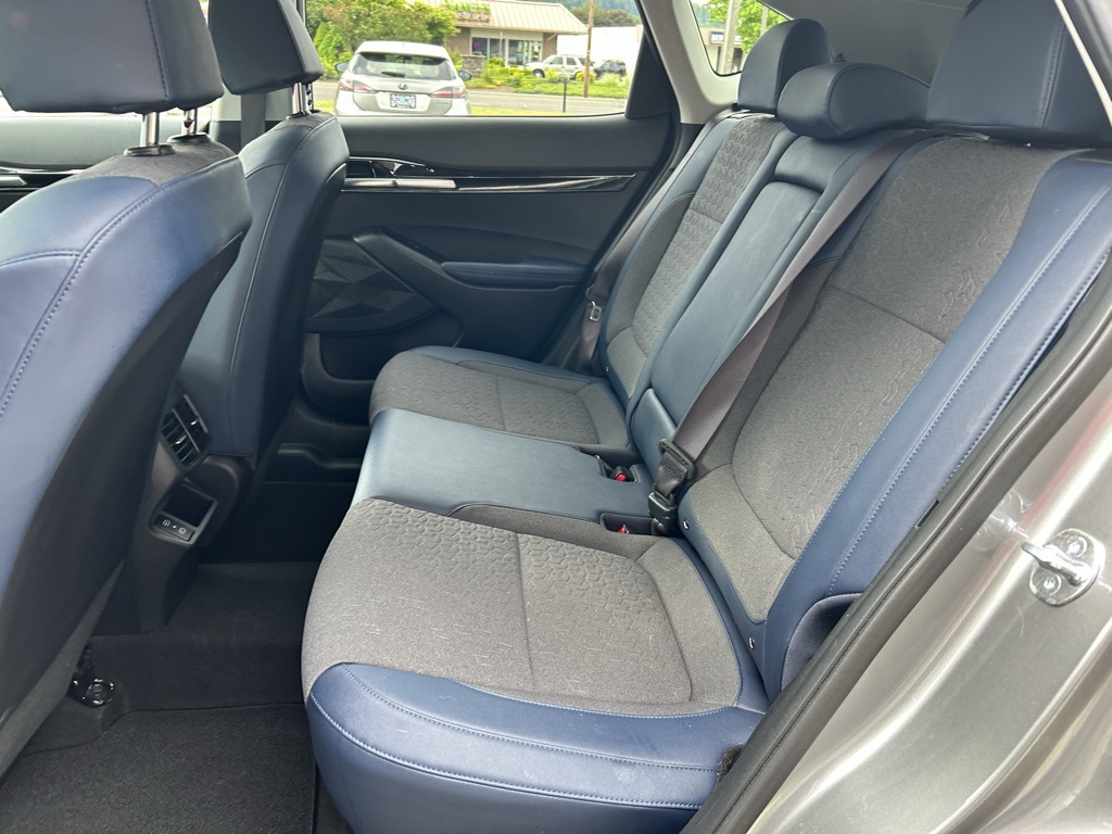 Vehicle image 24 of 28