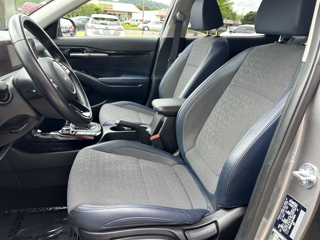 Vehicle image 21 of 28