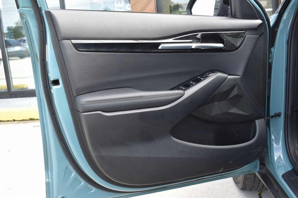 Vehicle image 21 of 32
