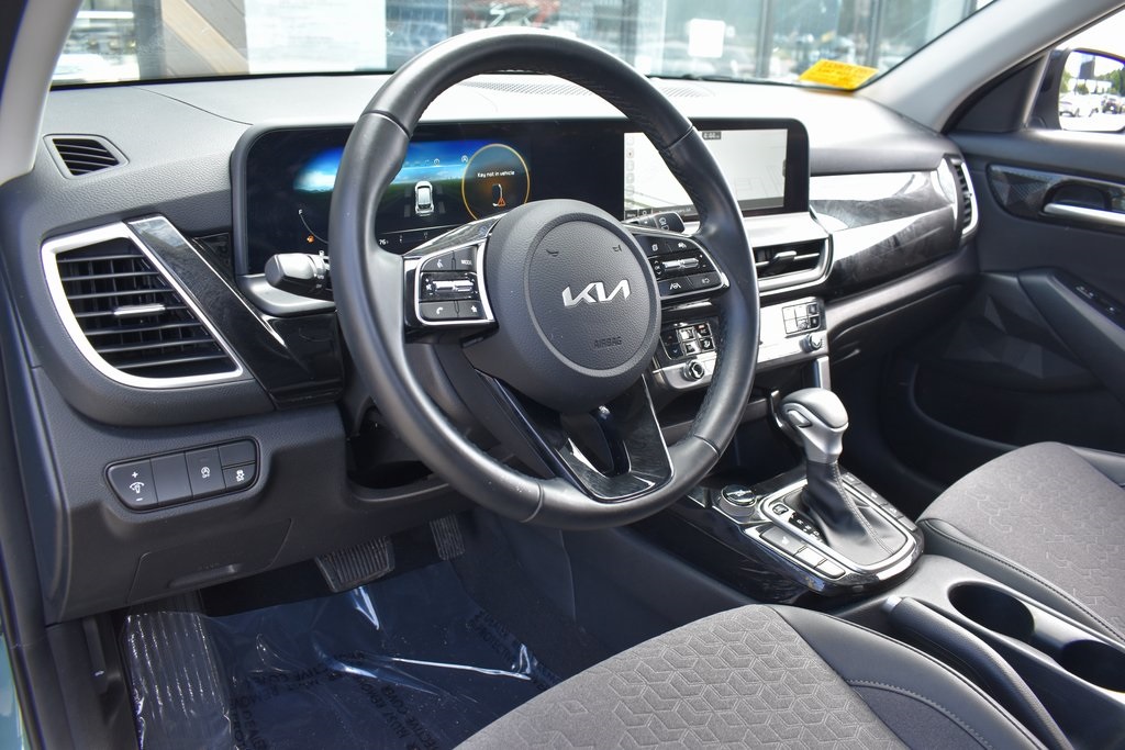 Vehicle image 22 of 32