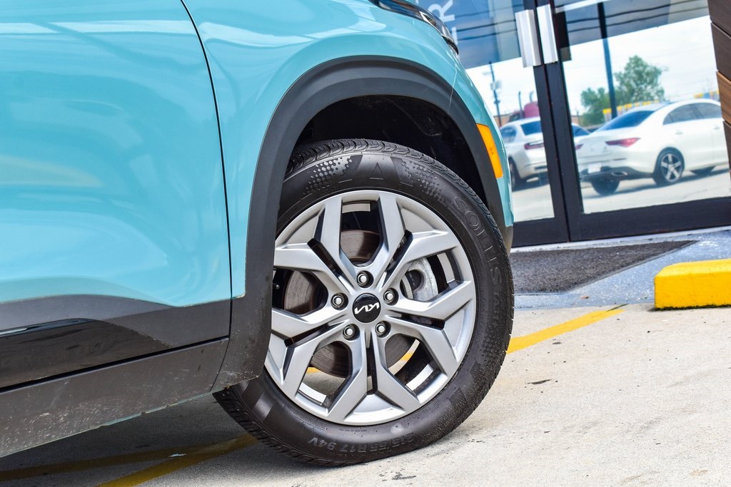 Vehicle image 14 of 32
