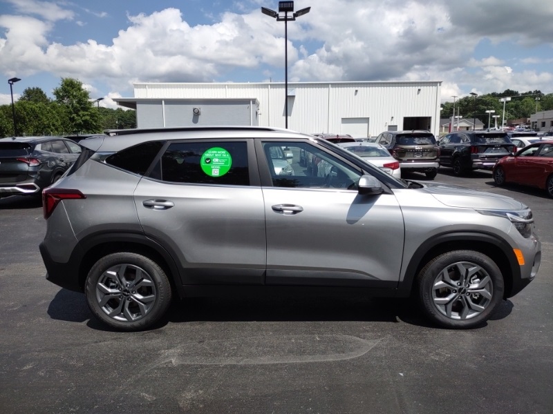 Vehicle image 4 of 21