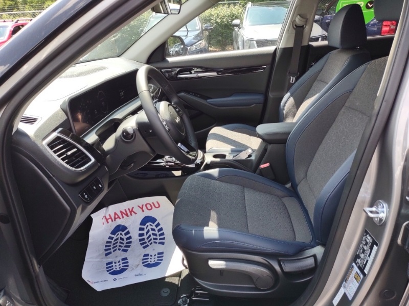 Vehicle image 17 of 21