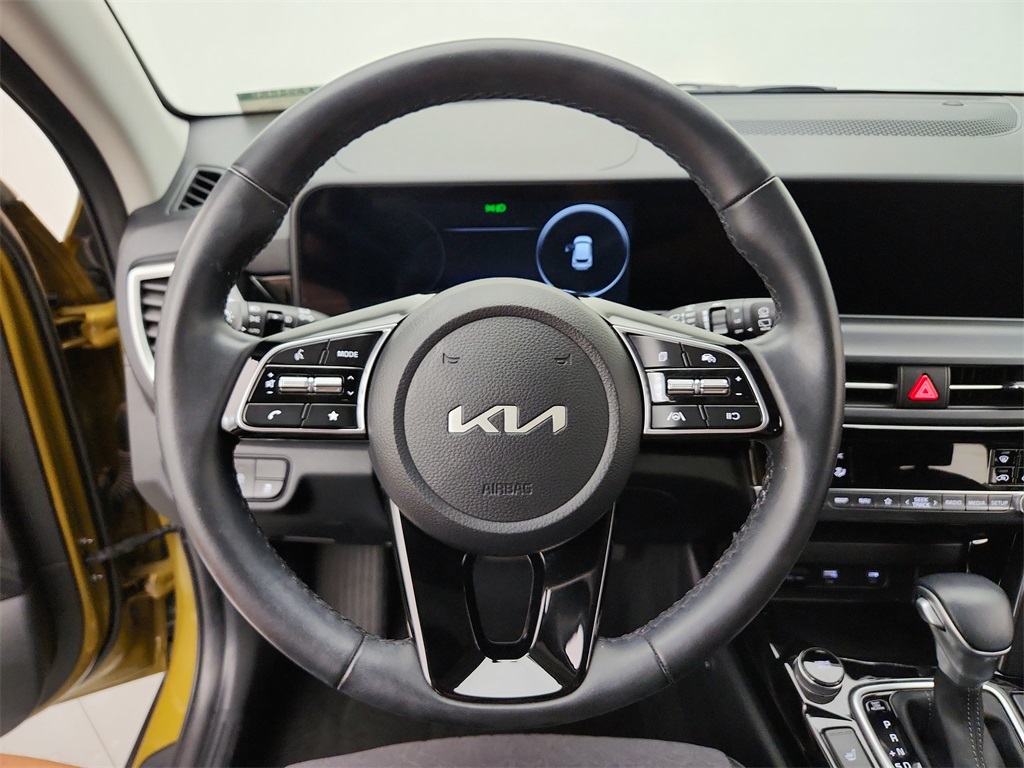 Vehicle image 13 of 28