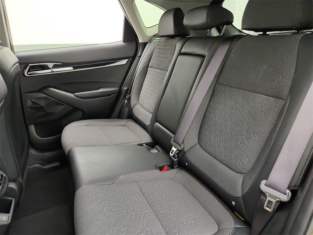 Vehicle image 21 of 28