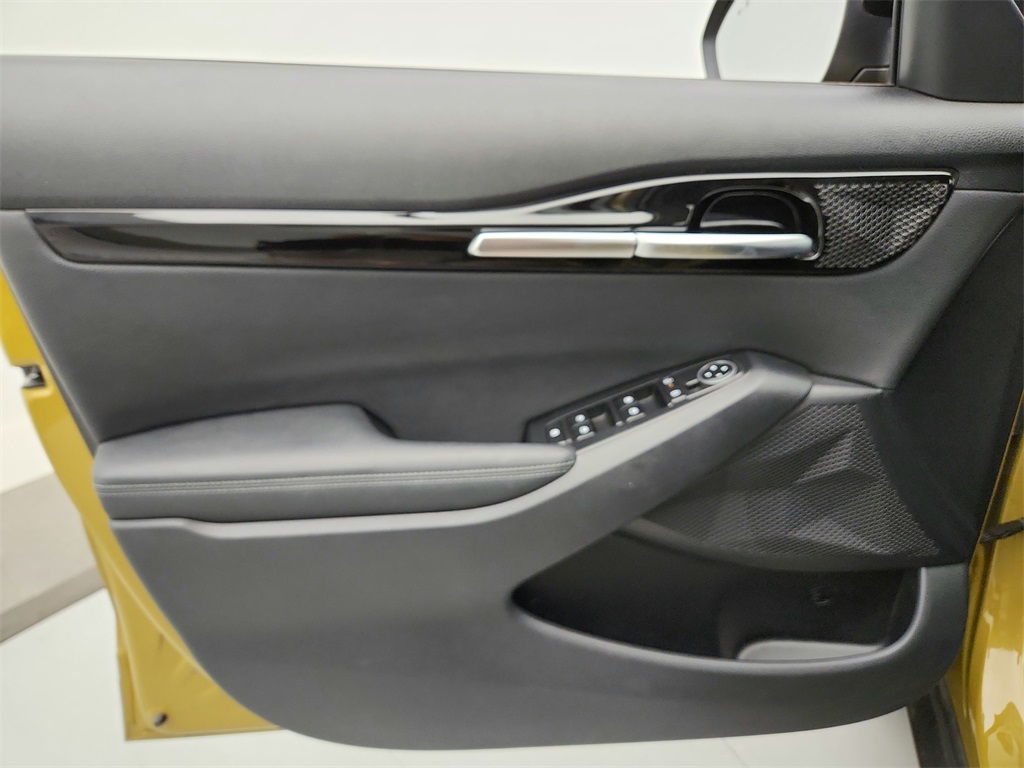 Vehicle image 20 of 28
