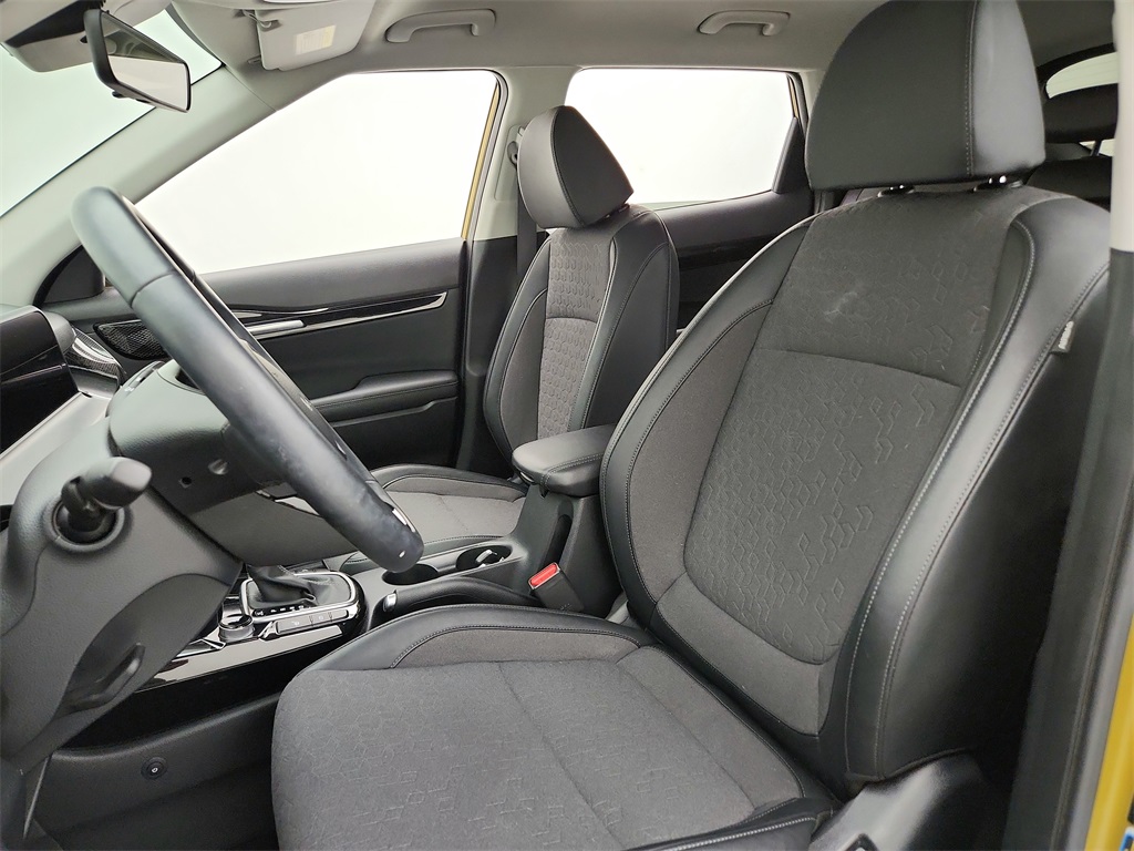 Vehicle image 10 of 28