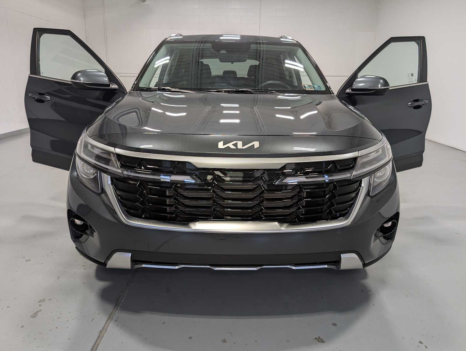 2024 Kia Seltos S Image 2 of 41