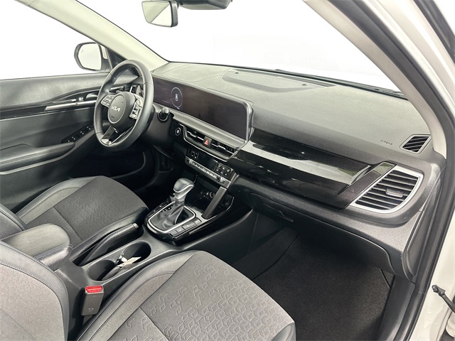 Vehicle image 17 of 32