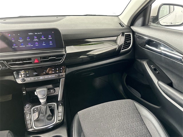 Vehicle image 19 of 32