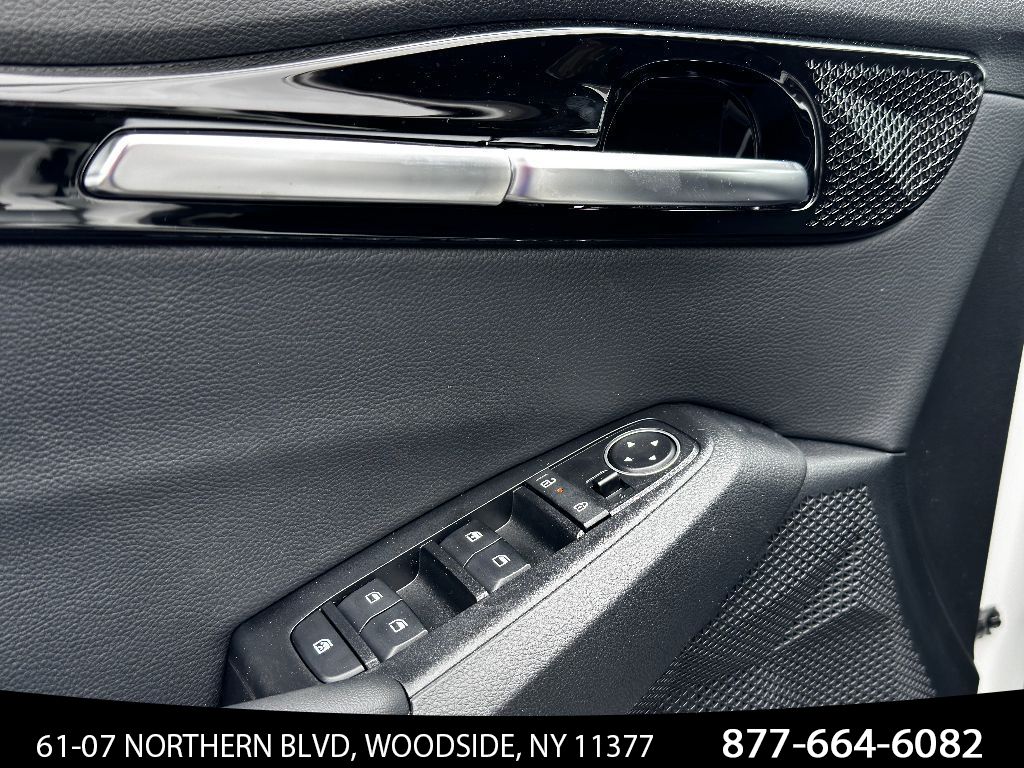 Vehicle image 11 of 27