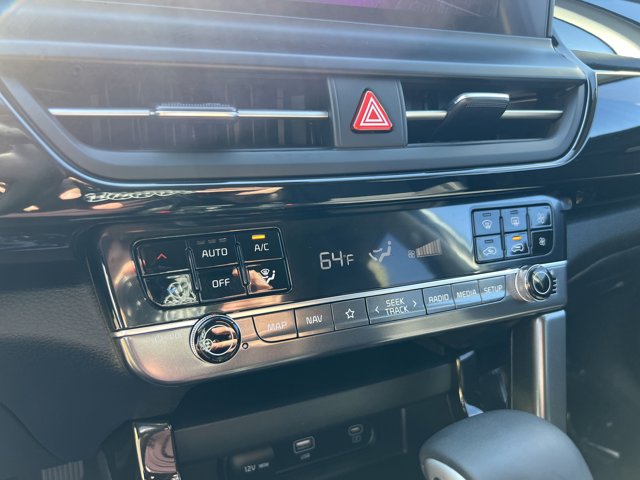 Vehicle image 21 of 25