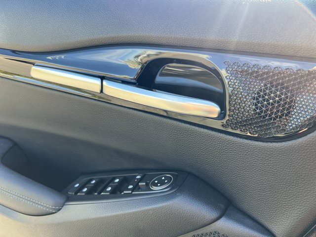 Vehicle image 16 of 25