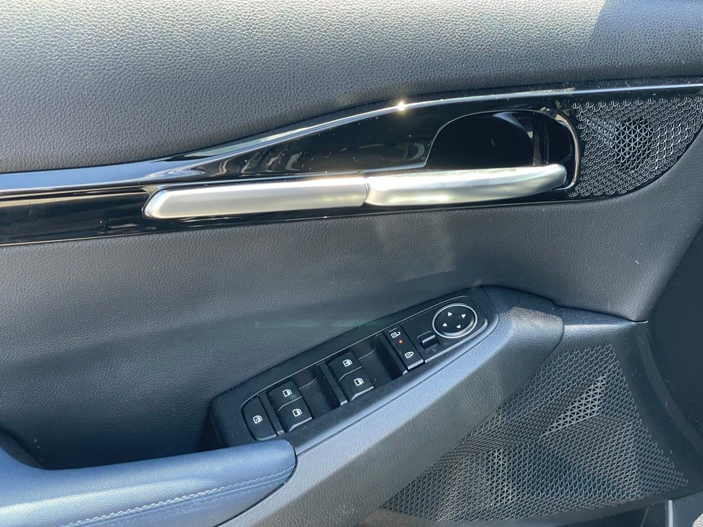 Vehicle image 11 of 28