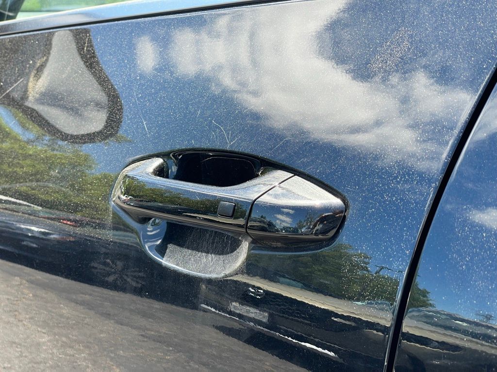 Vehicle image 26 of 28