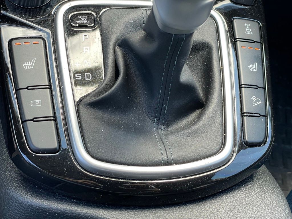 Vehicle image 21 of 28